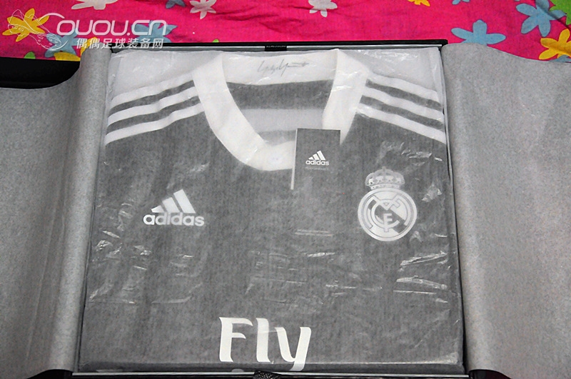 大家随便看看,最近还算比较火的球衣~皇家马德里黑客