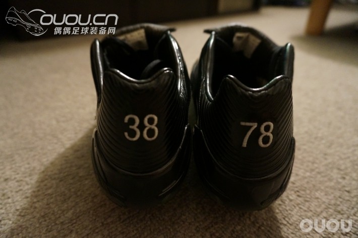 黑八一双,有点大……….