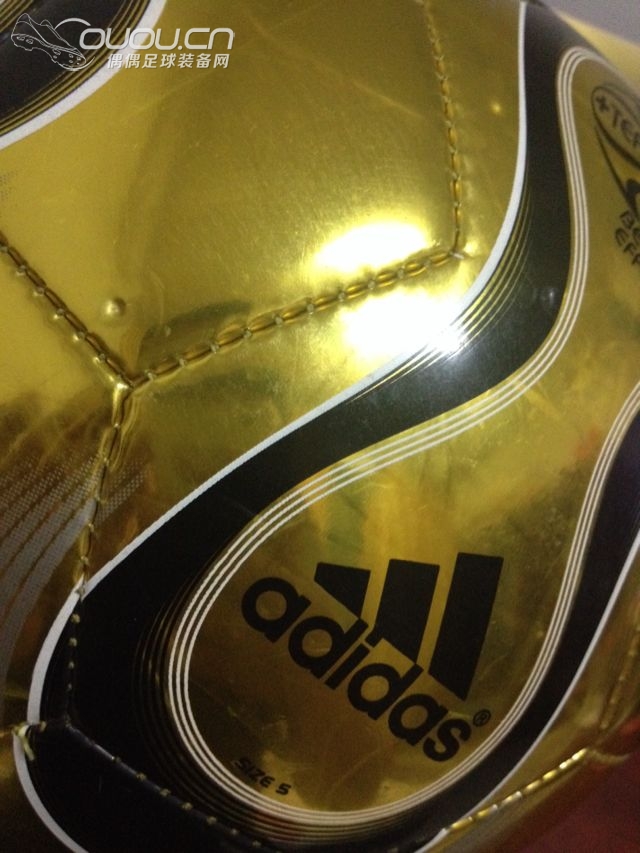 请问这只足球是正品么,值多少钱?