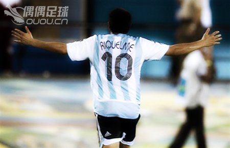 用足球鞋记录传奇:再见足坛最后一位古典前腰