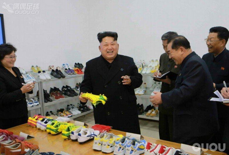 来,一起看看金三胖视察时候的鞋子