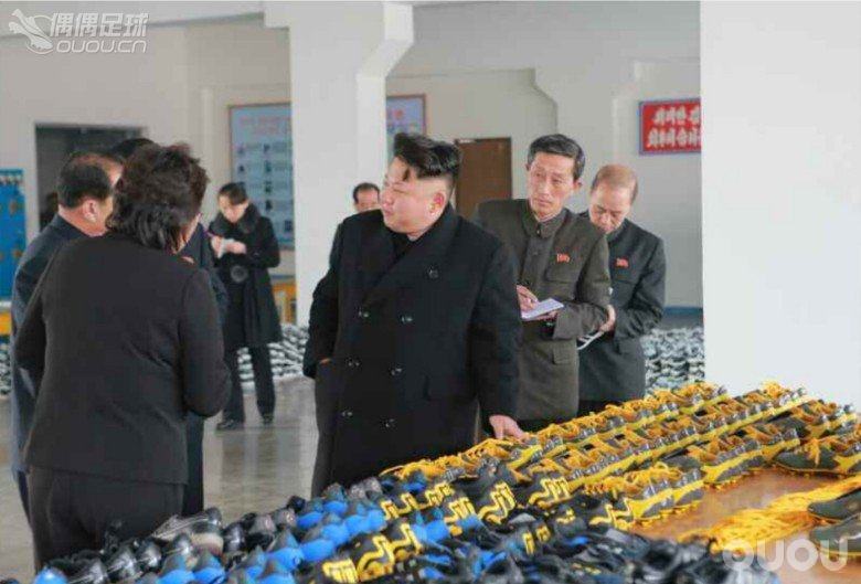 来,一起看看金三胖视察时候的鞋子