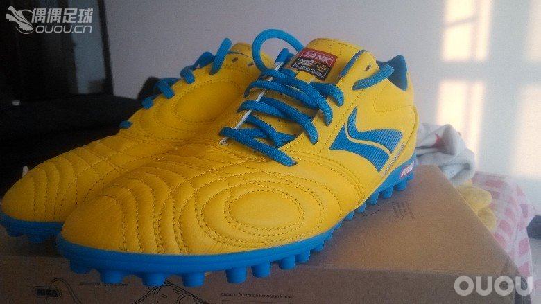 购得韩国kika足球鞋( R7 TANK KC)一双 ,尚未实战,请大家品鉴