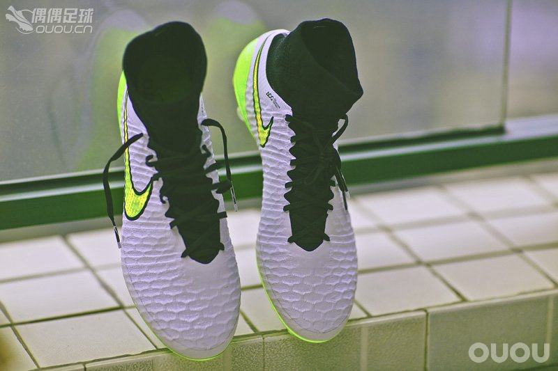 庆祝国足小组第一,怒入一双“锋芒夺目”鬼牌超顶级