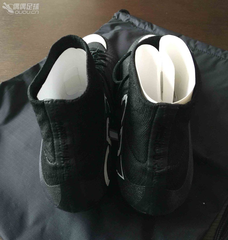 買了雙CR7,覺得不錯。但是真假還是不放心。大家幫我看看吧