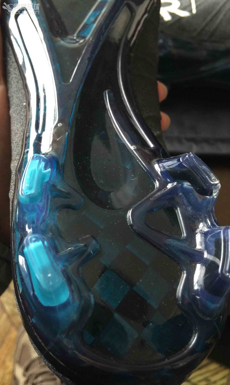 買了雙CR7,覺得不錯。但是真假還是不放心。大家幫我看看吧