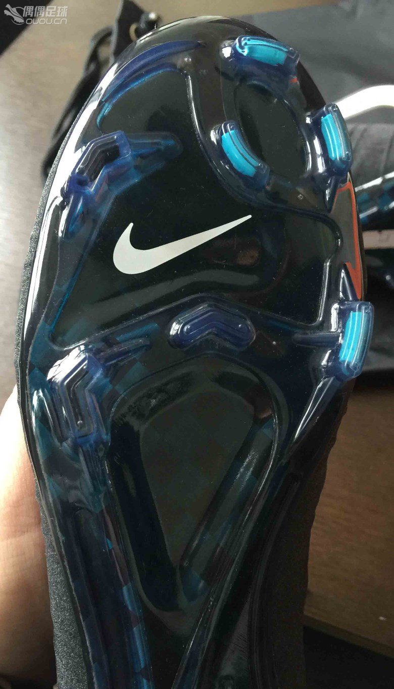 買了雙CR7,覺得不錯。但是真假還是不放心。大家幫我看看吧