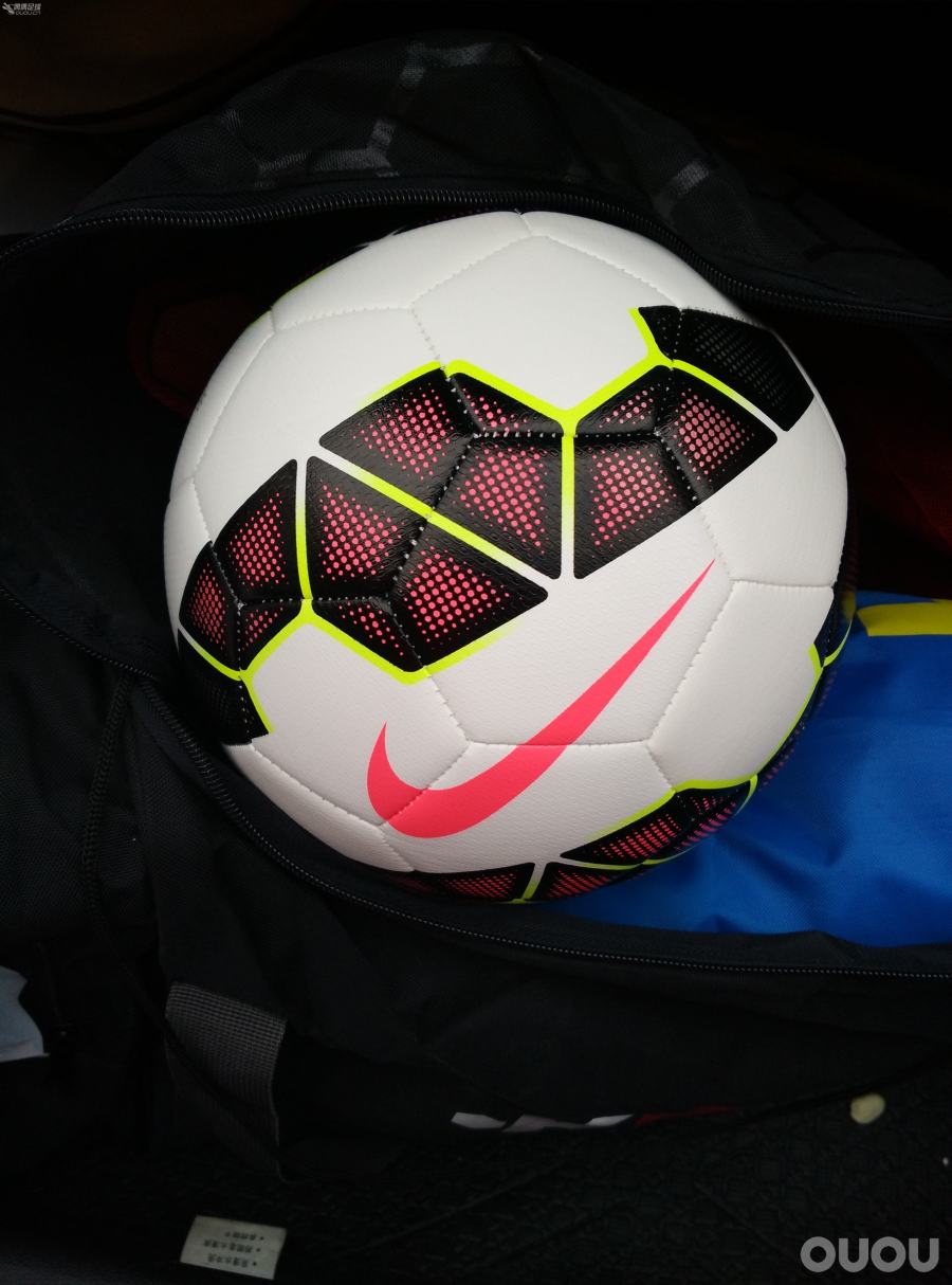 这是 训练版本 还是纪念版本 的球