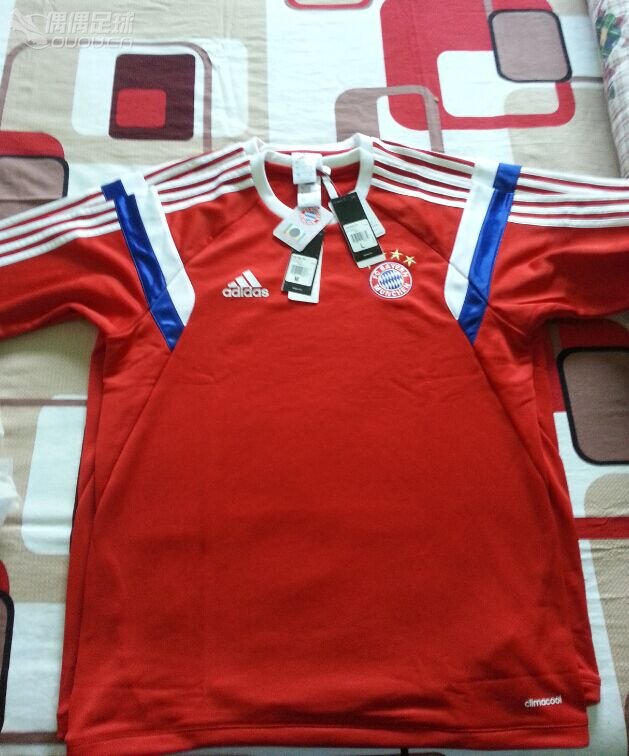 刚入的拜仁训练服,感觉怪怪的!大神看看是不是有问题