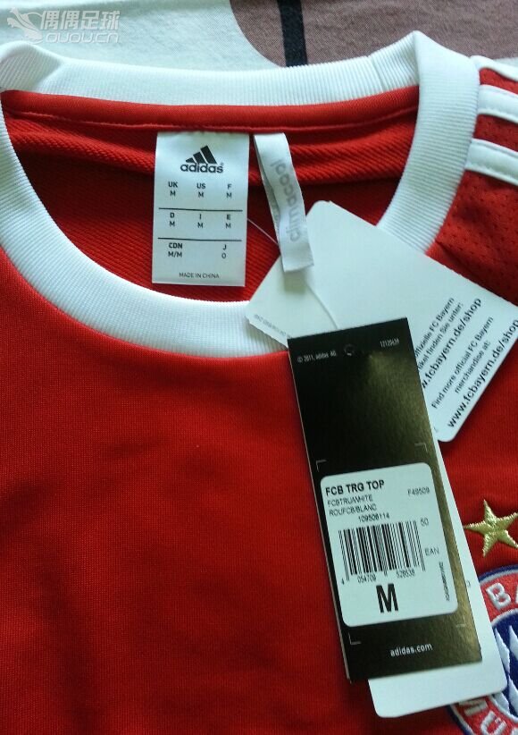 刚入的拜仁训练服,感觉怪怪的!大神看看是不是有问题