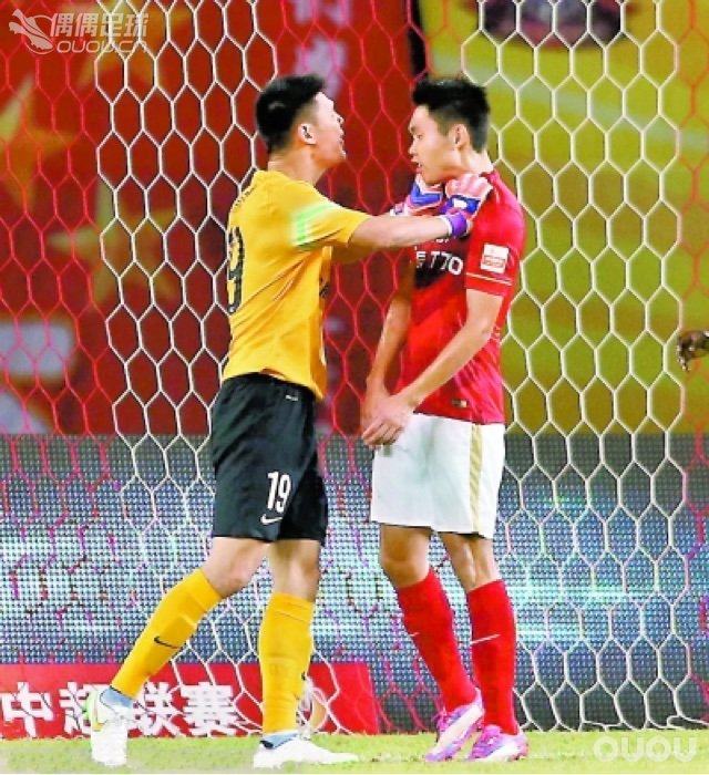 对于昨晚恒大对绿城比赛中,曾诚对王上源的怒推加锁喉大家怎么看。