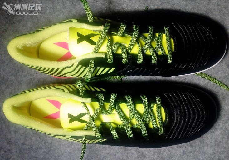 阿迪新系列15.2 TF上脚,那个X像不像特步呢