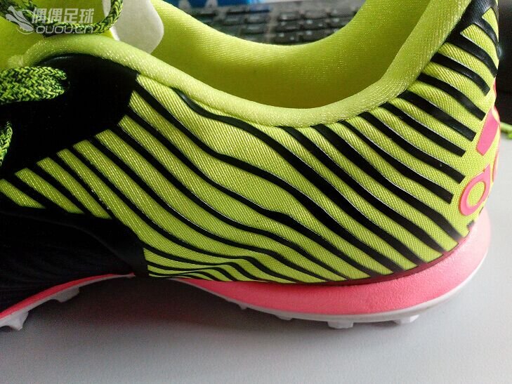 阿迪新系列15.2 TF上脚,那个X像不像特步呢