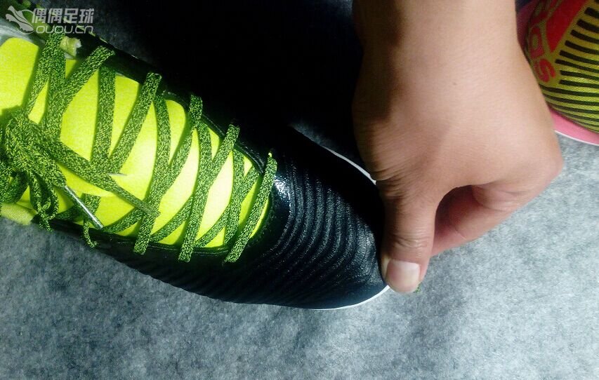 阿迪新系列15.2 TF上脚,那个X像不像特步呢