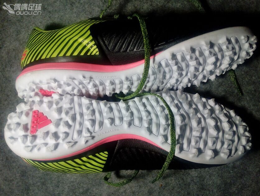 阿迪新系列15.2 TF上脚,那个X像不像特步呢