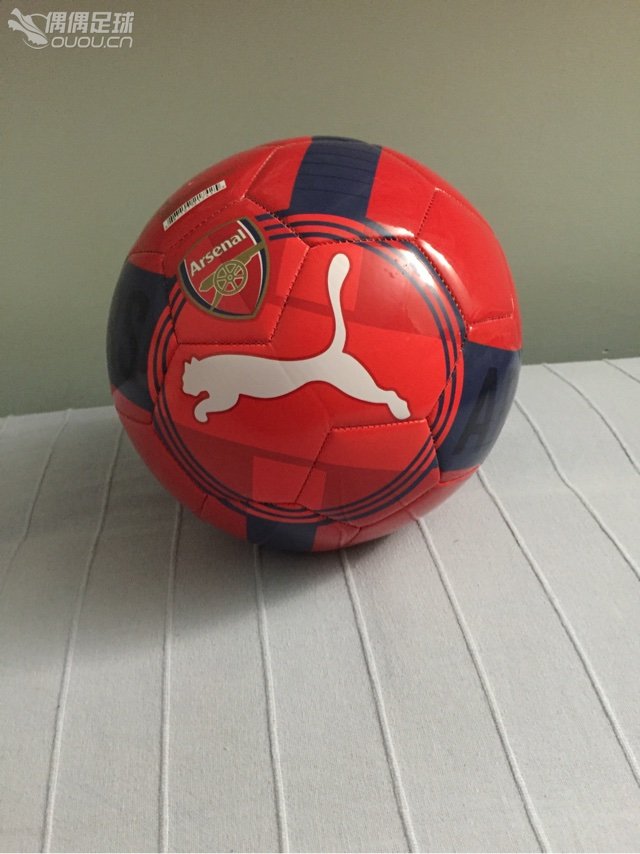 好久没上偶偶了,来米国两个月了,前一阵放假去纽约,在曼哈顿逛街居然有足球用品店,果断进之。