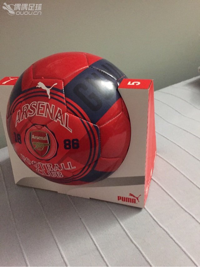 好久没上偶偶了,来米国两个月了,前一阵放假去纽约,在曼哈顿逛街居然有足球用品店,果断进之。