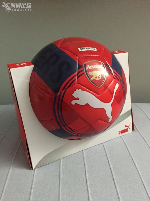 好久没上偶偶了,来米国两个月了,前一阵放假去纽约,在曼哈顿逛街居然有足球用品店,果断进之。