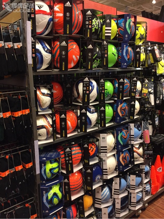 好久没上偶偶了,来米国两个月了,前一阵放假去纽约,在曼哈顿逛街居然有足球用品店,果断进之。