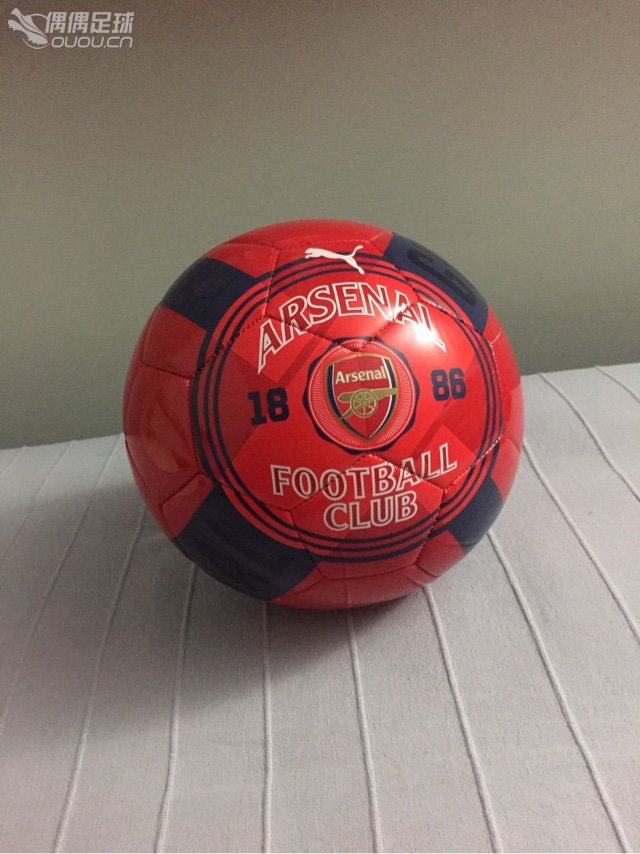 好久没上偶偶了,来米国两个月了,前一阵放假去纽约,在曼哈顿逛街居然有足球用品店,果断进之。