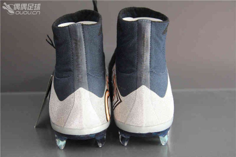 这颜色真心舍不得踢啊,太漂亮了,是不是?