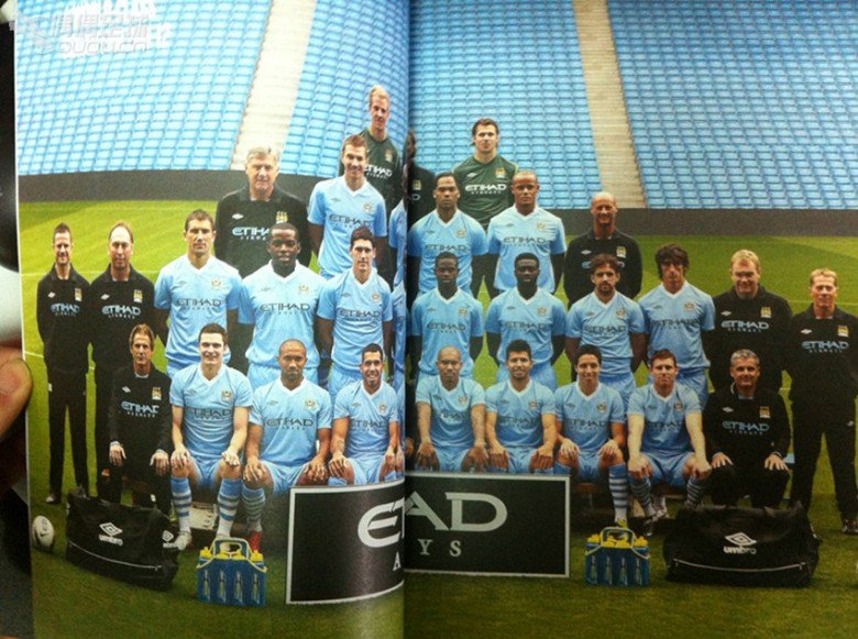 曼城的2张海报和11-12年度年报