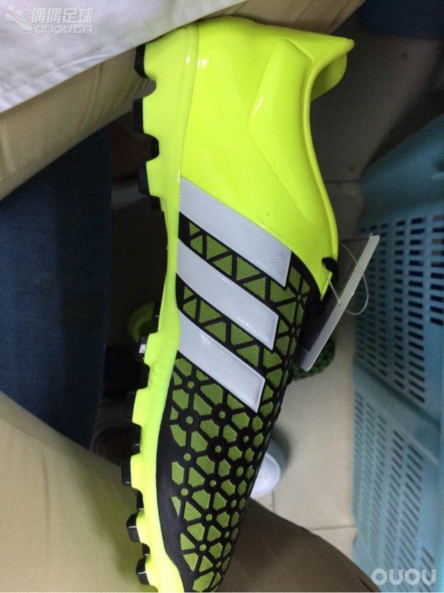 求问,这两双是阿迪那款鞋?朋友在质检搞到的应该都是准备上市的新款吧。请各位大神们帮忙!