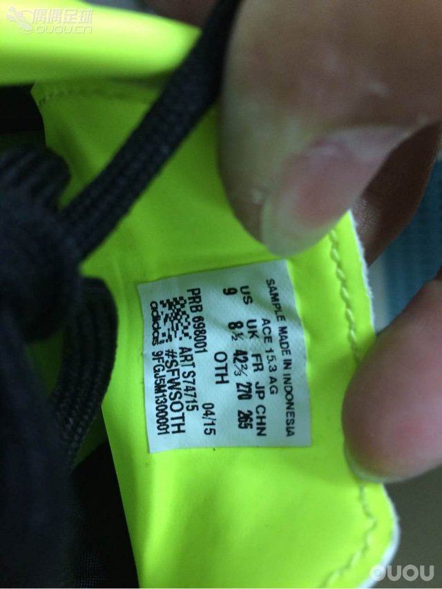 求问,这两双是阿迪那款鞋?朋友在质检搞到的应该都是准备上市的新款吧。请各位大神们帮忙!