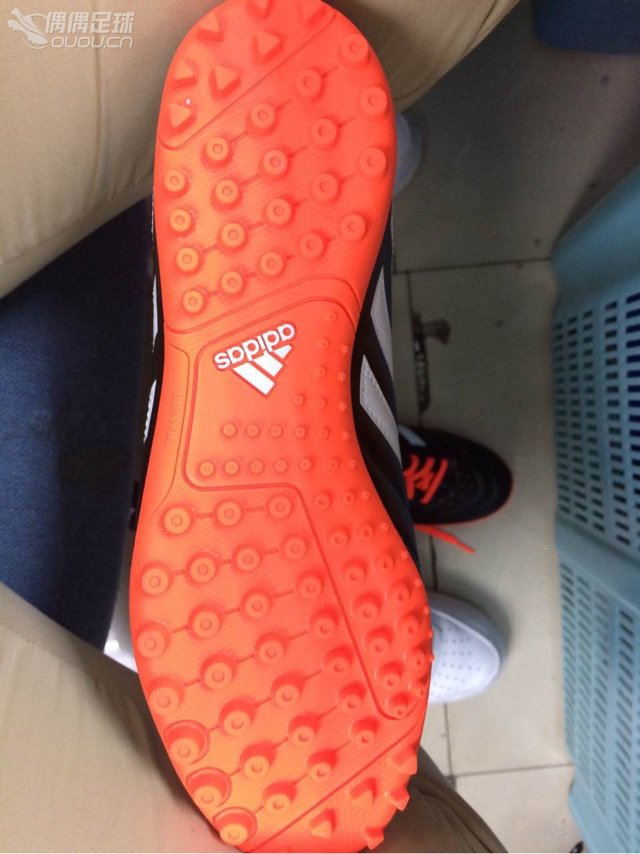 求问,这两双是阿迪那款鞋?朋友在质检搞到的应该都是准备上市的新款吧。请各位大神们帮忙!