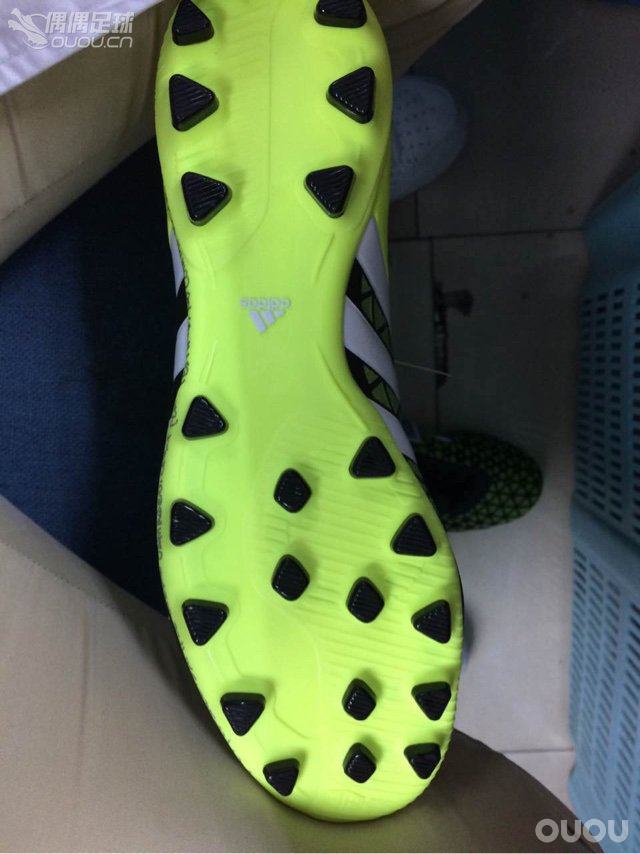 求问,这两双是阿迪那款鞋?朋友在质检搞到的应该都是准备上市的新款吧。请各位大神们帮忙!