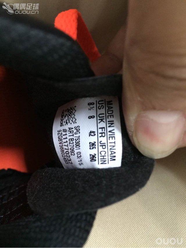 求问,这两双是阿迪那款鞋?朋友在质检搞到的应该都是准备上市的新款吧。请各位大神们帮忙!