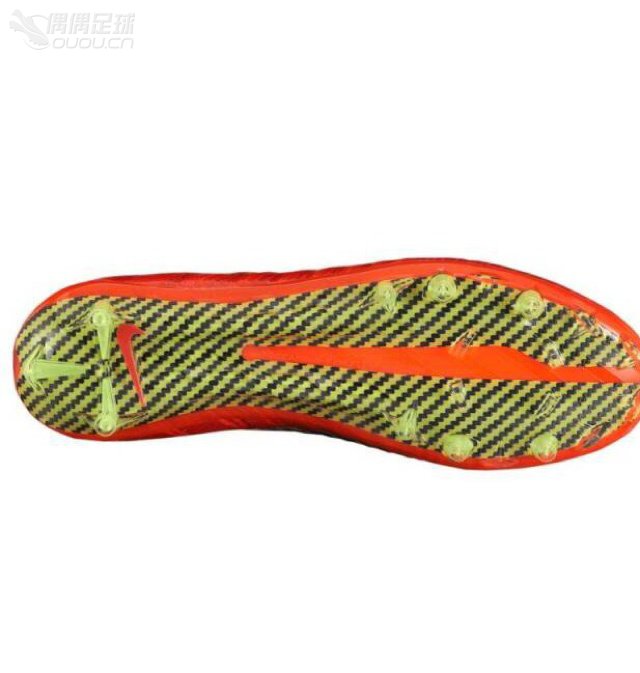 c罗定制的中低帮动态贴合鞋领是可以买到的哦,只不过他是一双橄榄球鞋…。