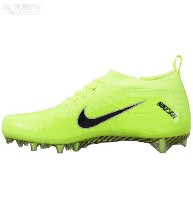 c罗定制的中低帮动态贴合鞋领是可以买到的哦,只不过他是一双橄榄球鞋…。