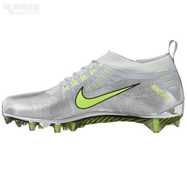 c罗定制的中低帮动态贴合鞋领是可以买到的哦,只不过他是一双橄榄球鞋…。