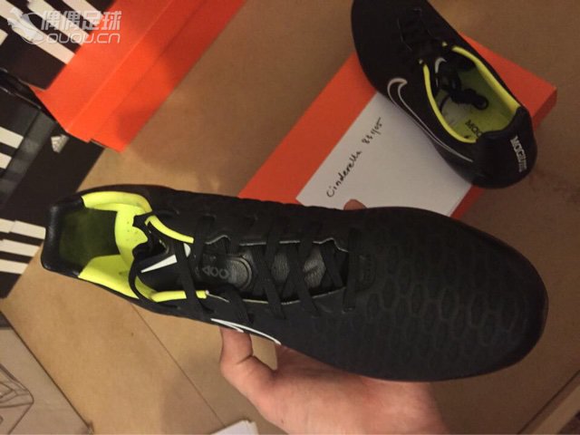 求鉴定,这双是正品吗?