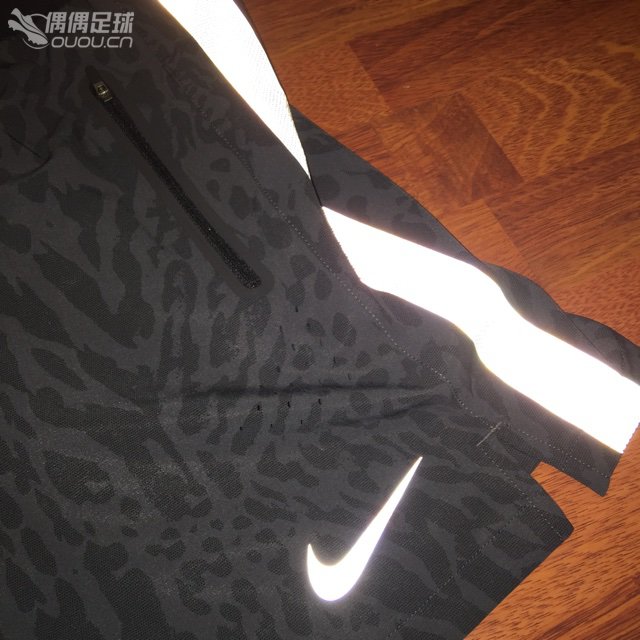 NIKE SELECT STRIKE PRINTED WOVEN 2 热粘合 3m反光 镭射激光透气孔 面料附带弹性 该有的都有了