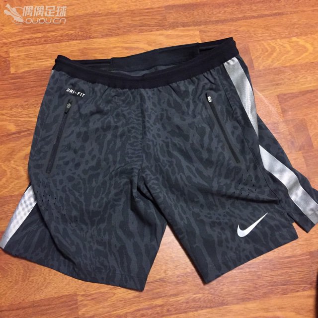 NIKE SELECT STRIKE PRINTED WOVEN 2 热粘合 3m反光 镭射激光透气孔 面料附带弹性 该有的都有了