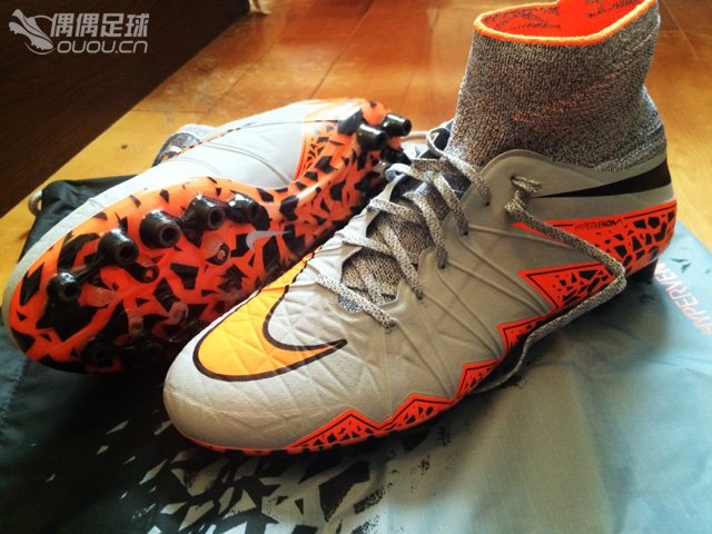 HYPERVERNOM PHANTOM II AG实战测评这双毒蜂II超顶是女友偷偷送我的礼物,所以格外珍惜。