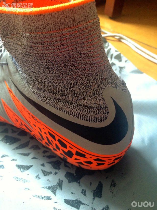 HYPERVERNOM PHANTOM II AG实战测评这双毒蜂II超顶是女友偷偷送我的礼物,所以格外珍惜。