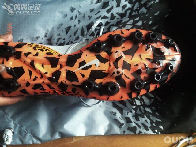 HYPERVERNOM PHANTOM II AG实战测评这双毒蜂II超顶是女友偷偷送我的礼物,所以格外珍惜。