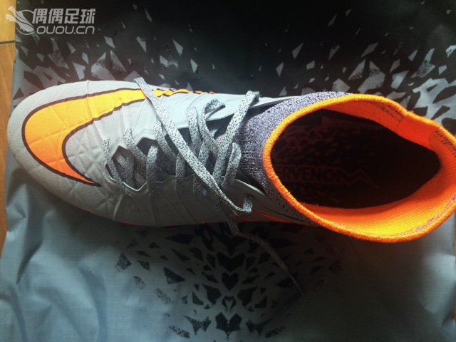 HYPERVERNOM PHANTOM II AG实战测评这双毒蜂II超顶是女友偷偷送我的礼物,所以格外珍惜。