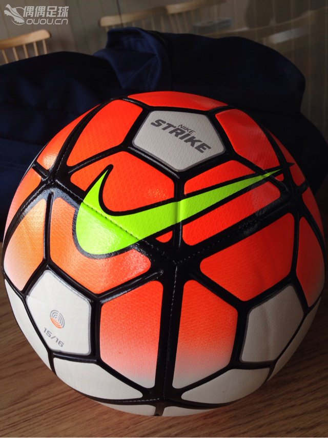 Nike实体刚撸的足球