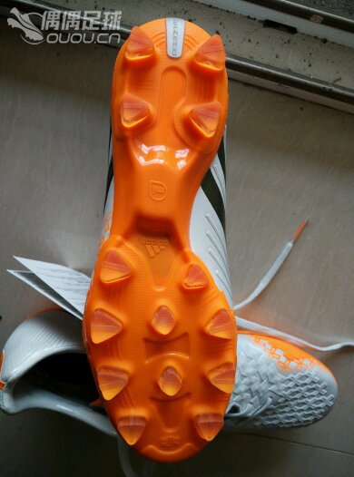 刚入手的一双日版猎鹰13hg顶级,因为从来没有在网上买过球鞋,所以不清楚到底是不是正品