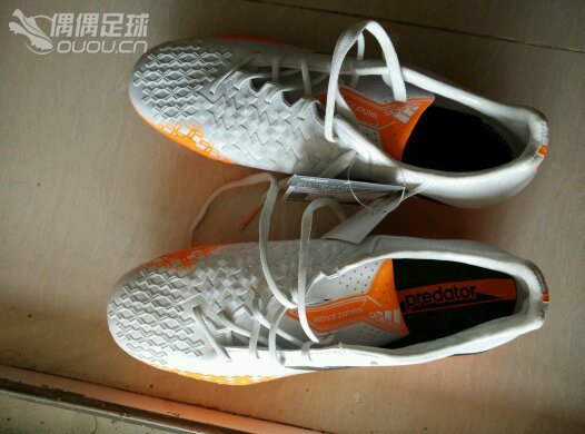 刚入手的一双日版猎鹰13hg顶级,因为从来没有在网上买过球鞋,所以不清楚到底是不是正品