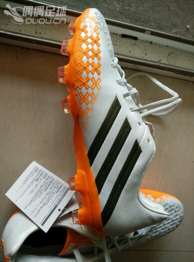 刚入手的一双日版猎鹰13hg顶级,因为从来没有在网上买过球鞋,所以不清楚到底是不是正品