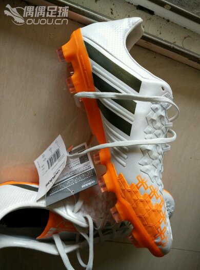 刚入手的一双日版猎鹰13hg顶级,因为从来没有在网上买过球鞋,所以不清楚到底是不是正品