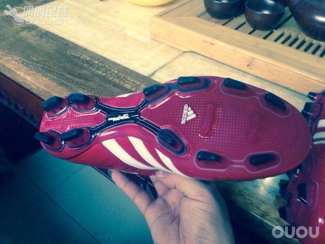生日礼物2红色的卡卡4自己送自己的生日礼物这个鞋子鞋底感觉有弹性的 在地板上踩没感觉搁脚