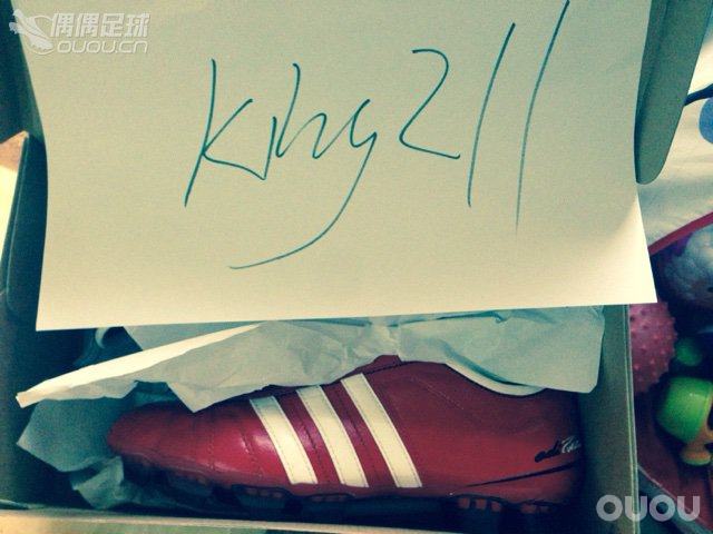 生日礼物2红色的卡卡4自己送自己的生日礼物这个鞋子鞋底感觉有弹性的 在地板上踩没感觉搁脚