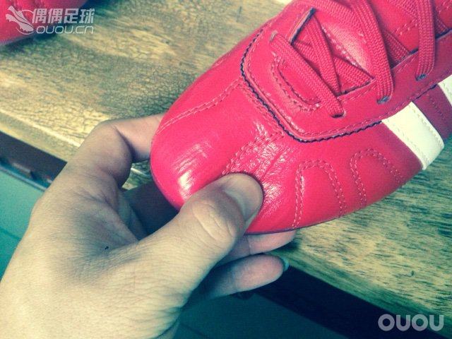 生日礼物2红色的卡卡4自己送自己的生日礼物这个鞋子鞋底感觉有弹性的 在地板上踩没感觉搁脚