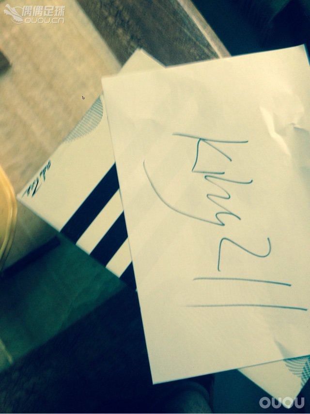 生日礼物2红色的卡卡4自己送自己的生日礼物这个鞋子鞋底感觉有弹性的 在地板上踩没感觉搁脚